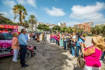 El Rocasa se sube al taxi rosa de la lucha contra el cáncer (Foto TA)